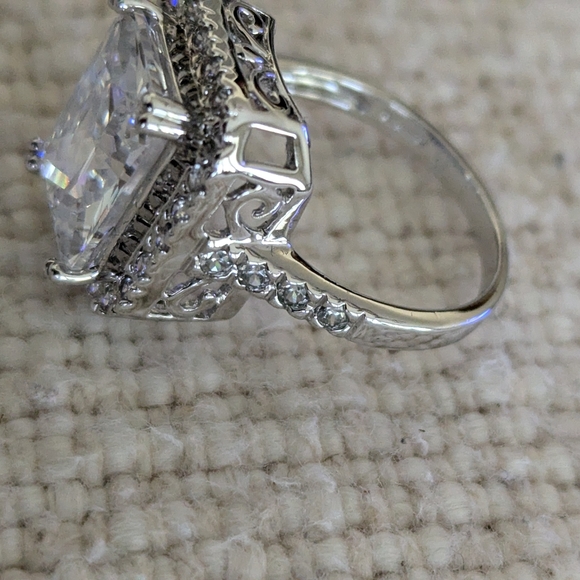 Ring 925 Cubic Zirconia Emerald Cut Ring Size 7 Intricate Detailing - Picture 4 of 9